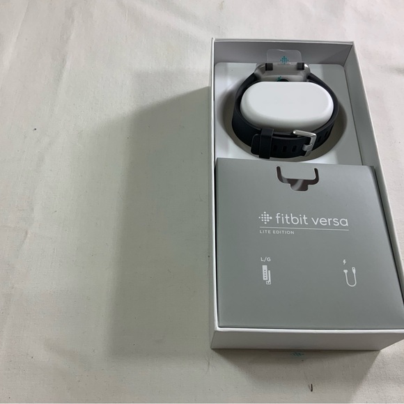 Fitbit Versa Lite edition smartwatch. - Picture 6 of 6